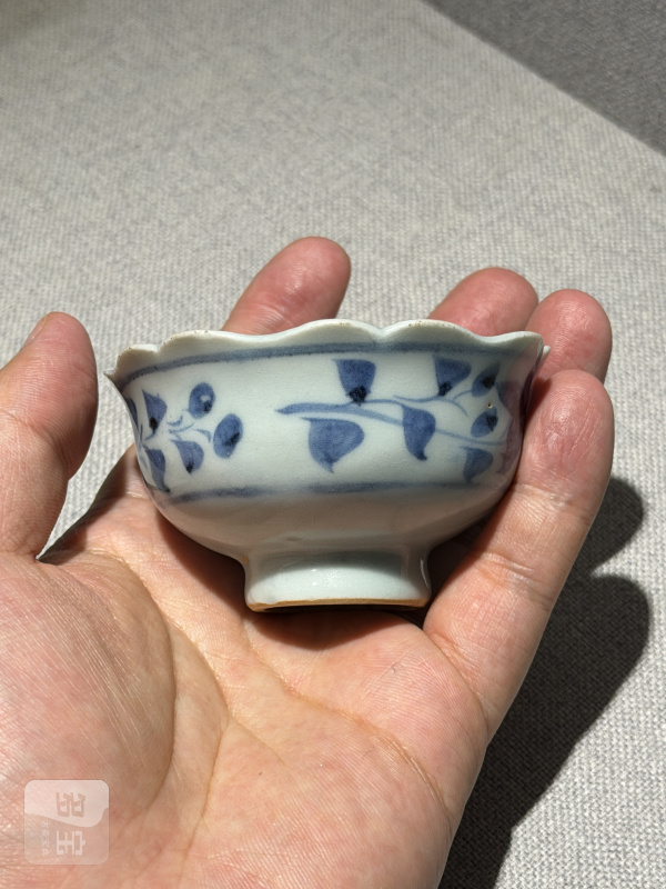 元 青花荷塘鸳鸯纹菱口盘及花口杯一套 - 图5